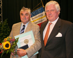 Manfred Görke, Nestor des Pferdezuchtvereins NWM, wurde im Oktober 2010 von FN-Präsident Breido Graf zu Rantzau mit der Gustav-Rau Medaille in Bronze ausgezeichnet. Fotos: Jutta Wego